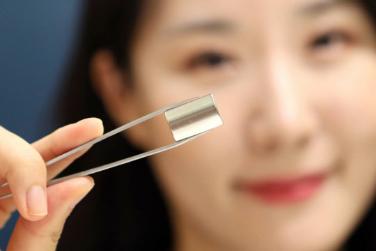 LG이노텍 직원이 LG이노텍과 성림첨단산업이 공동으로 새롭게 개발한 '친환경 마그넷' 제품을 소개하고 있다. <LG이노텍 제공>